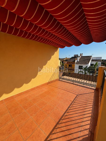 Foto beaed2b7-a7d2-4450-a625-df209a331b6d. Casa aparellada amb aparcament piscina a Centro Bormujos