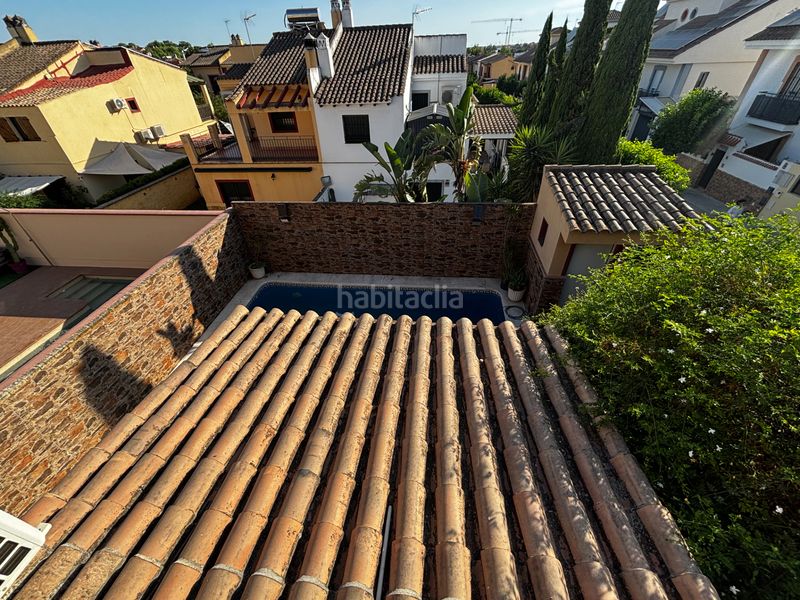 Foto f1e4ca4c-5341-4c93-b8e3-283d99d39074. Casa aparellada amb aparcament piscina a Centro Bormujos