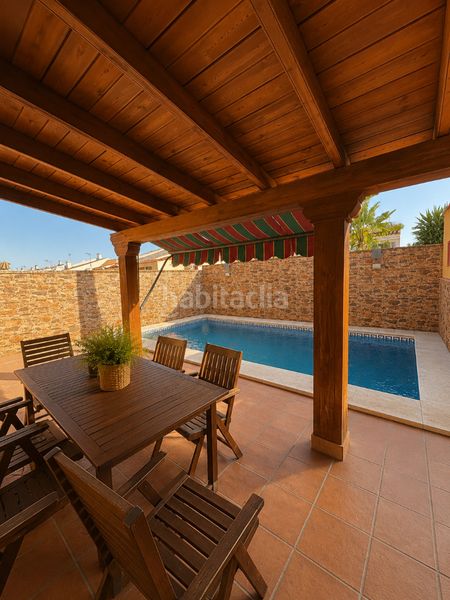 Foto f77f72d0-f506-4a98-81b0-e23eaa9bbac5. Casa aparellada amb aparcament piscina a Centro Bormujos