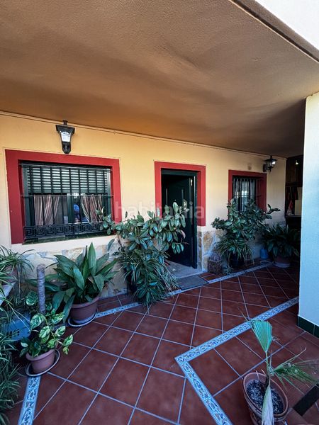 Foto fd7bbaea-c9cd-4327-9a69-b031d5937b88. Casa aparellada amb aparcament piscina a Centro Bormujos