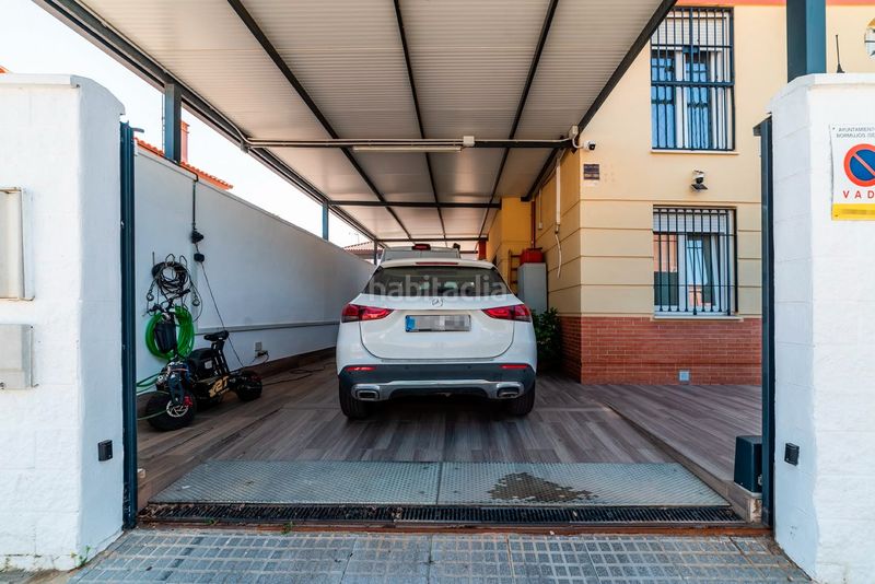 Foto d38aeb25-94da-4f7a-8053-ee3eb5c40fdb. Casa aparellada amb aparcament a Centro Bormujos