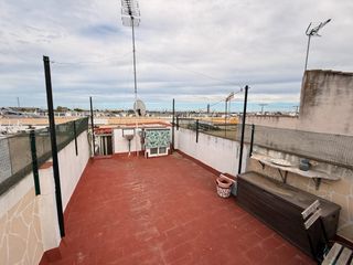 Maison jumelée à Centro - Barriada Mallorca. Casa en la avenida principal de camas