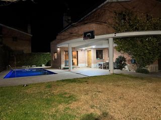 Casa pareada en Passeig del montsant 17. Preciosa casa unifmiliar de 3 plantas con piscina.