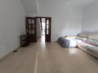 Haus in Mairena del Alcor. Vivienda de dos plantas en la zona del patriarca. solo venta al