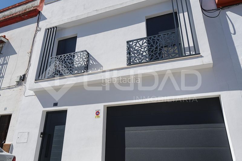 Foto 9ab68c88-39e7-4742-852c-f085eb60ea64. Casa amb aparcament a Carmona