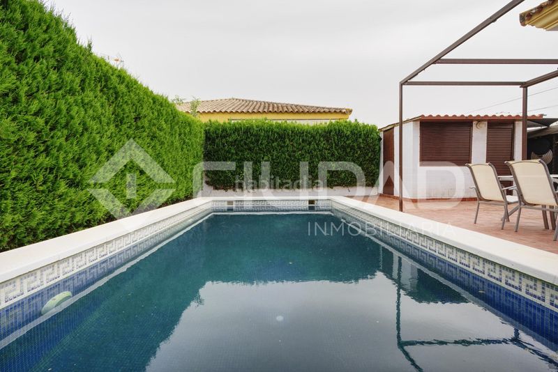 Foto 7d6a7ac4-e042-4bb0-b8b7-9c46e640b620. Xalet a Carmona