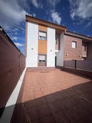 Haus in Mairena del Alcor. Casa adosada ideal para entrar a vivir en mairena del alcor