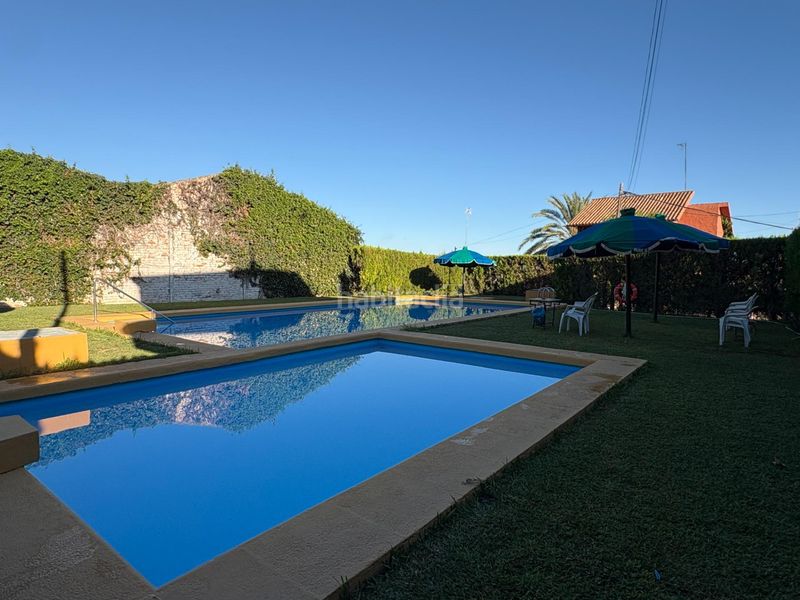 Foto 25f7e830-8447-43c1-910b-caae59df5bc1. Chalet avec parking dans Mairena del Alcor