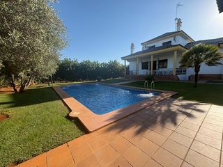 Casa a Mairena del Alcor. Chalet independiente con licencia de vivienda turística de aloja