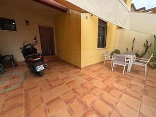 Semi detached house in Mairena del Alcor. Casa adosada con sótano en el prior