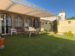 Chalet in Mairena del Alcor. Chalet adosado reformado en el higueral