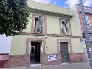 Casa in Mairena del Alcor. Casa amplia con local comercial en zona céntrica