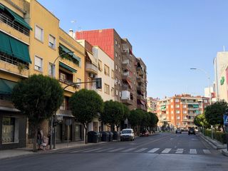 Local Comercial a Avenida miguel ángel celdrán matute 3. Local en pleno centro de badajoz con alta visibilidad y listo pa