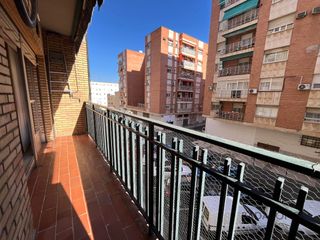 Piso en Santa Marina. Piso de 3 dorm. con terraza y cocina ampliada junto a maristas