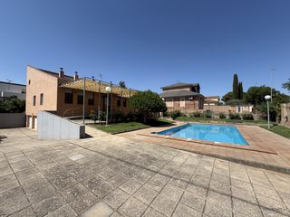 Xalet a Las Vaguadas. Chalet en las vaguadas con piscina, 1.200 m² de parcela y 6 dorm