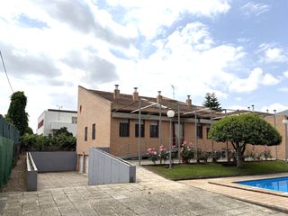 Chalet en Las Vaguadas. Exclusivo chalet en las vaguadas con espectacular piscina y 6 do