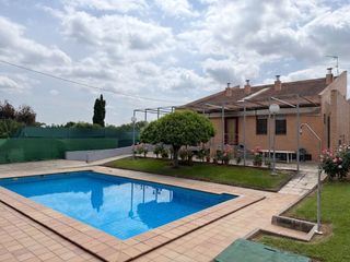 Chalet in Las Vaguadas. Exclusivo chalet en las vaguadas con espectacular piscina y 6 do