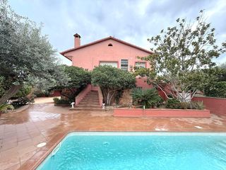 Chalet in Sant Jaume dels Domenys. En la urbanización el papagai