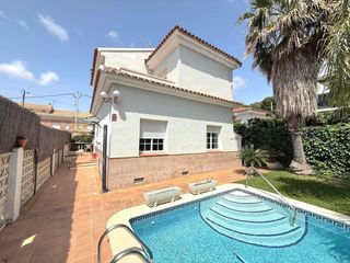 Chalet à Segur de Calafell Nucli Urbà. A menos de 600 metros de la estación de renfe.