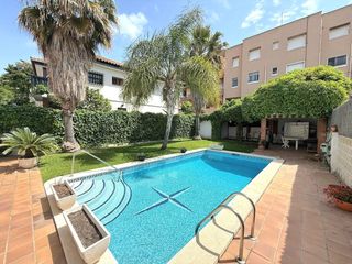 Chalet à Segur de Calafell Nucli Urbà. A menos de 600 metros de la estación de renfe.