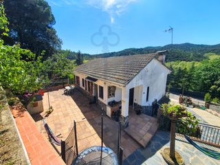 Xalet  Carrer de fluvià. Casa rodeada de naturaleza, vistas