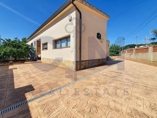 Chalet  Carrer pins. Casa cpn gran parcela llana y ajardinada