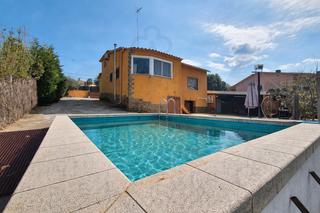 Chalet in Sant Antoni de Vilamajor. Casa reformada con piscina