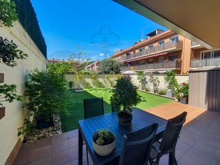 Etagenwohnung  Carrer de maria aurèlia capmany. Bajo con patio muy soleado!!