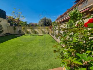 Pis  Carrer de maria aur�lia capmany. Bajo con patio muy soleado!!