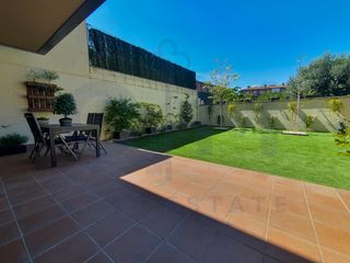 Etagenwohnung  Carrer de maria aur�lia capmany. Bajo con patio muy soleado!!