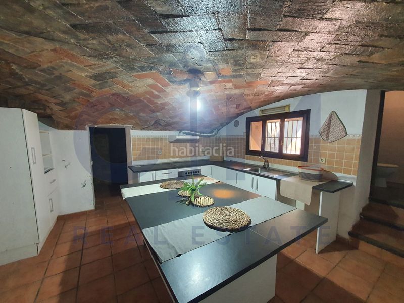 Foto 0a4e98cf-f3a2-4e05-b3e4-8bc68345e1eb. Casa aparellada amb xemeneia aparcament piscina a Vacarisses