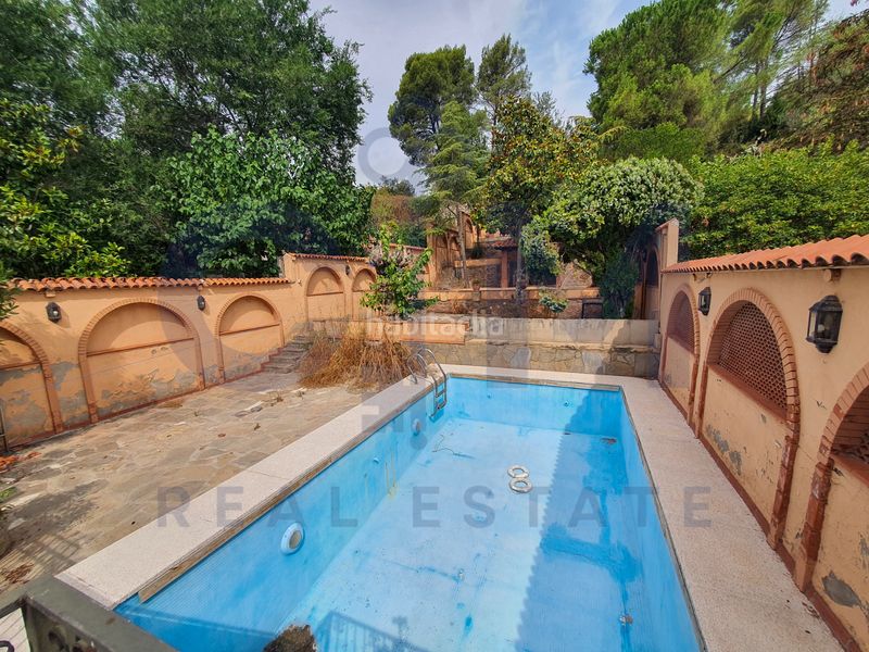 Foto 0a63109b-54ec-40ca-83e3-4b0398560a14. Casa aparellada amb xemeneia aparcament piscina a Vacarisses