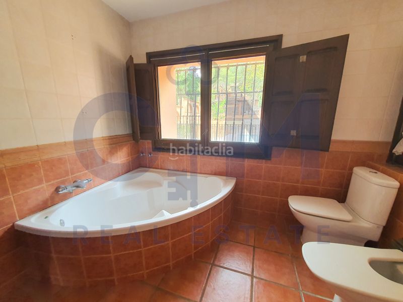 Foto 78e4b5f7-effd-40b6-821c-b3b306b79208. Casa aparellada amb xemeneia aparcament piscina a Vacarisses