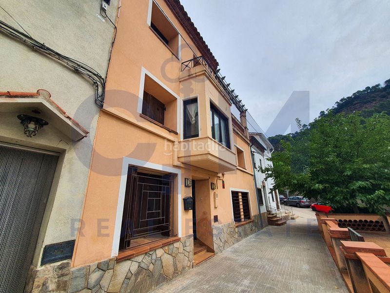 Foto b751384f-3a0a-4d9e-bad4-998e4abfbb05. Casa aparellada amb xemeneia aparcament piscina a Vacarisses