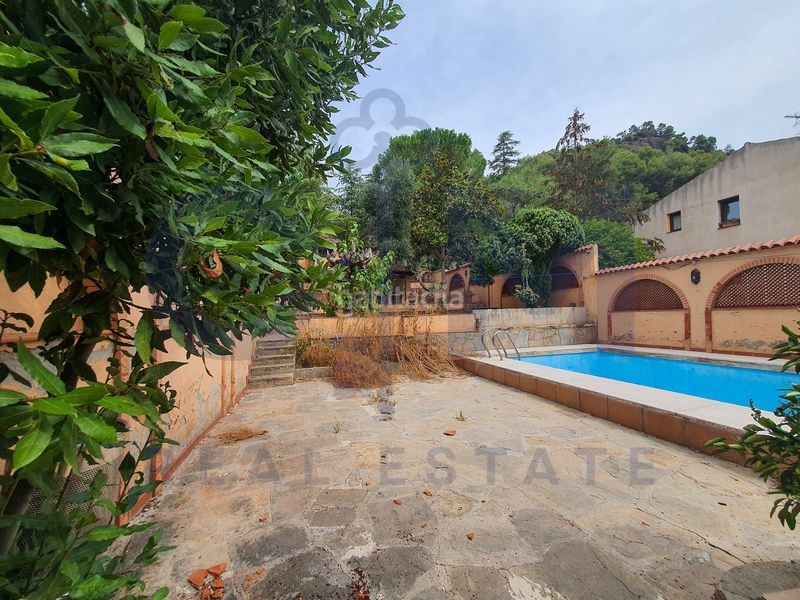 Foto c1accf0c-ef7e-4286-9486-6b082191088c. Casa aparellada amb xemeneia aparcament piscina a Vacarisses