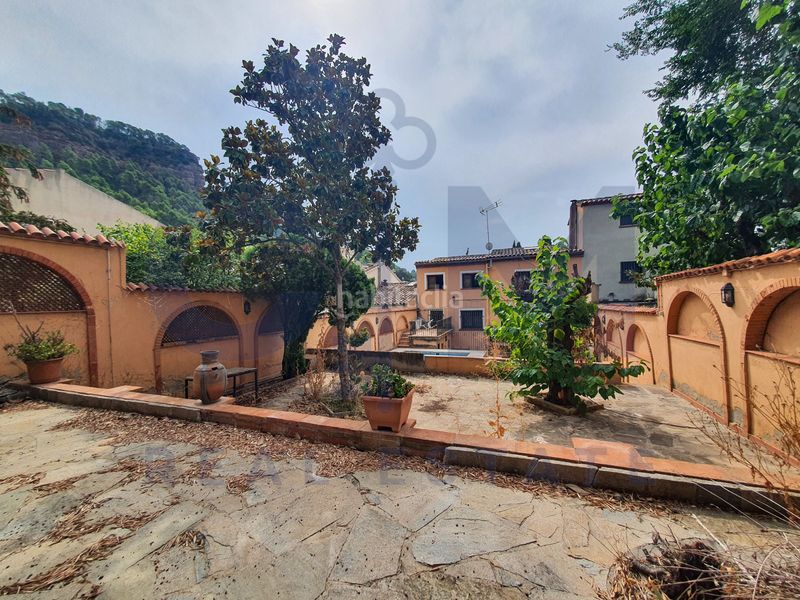 Foto c1cbe999-e50f-48ba-9b70-a6d075737c41. Casa aparellada amb xemeneia aparcament piscina a Vacarisses