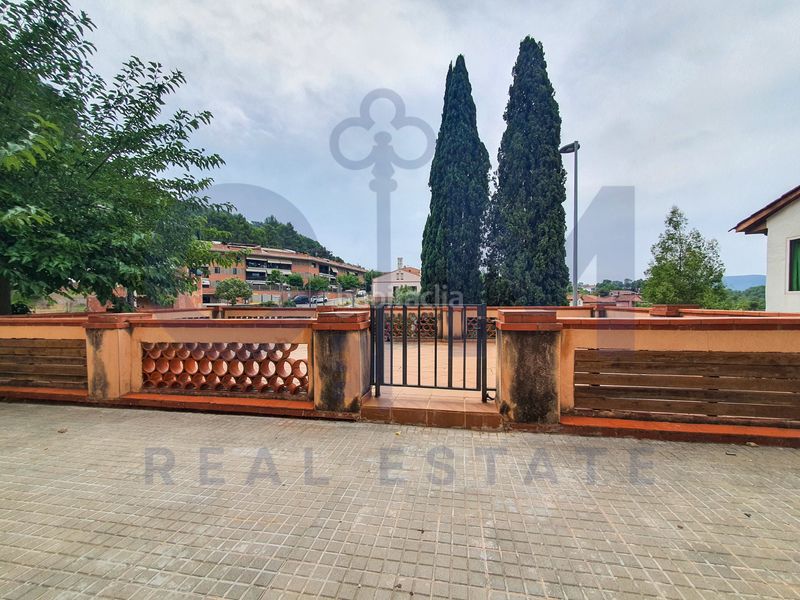 Foto e250eb65-5d73-4d3a-bb04-80ddc9919827. Casa aparellada amb xemeneia aparcament piscina a Vacarisses