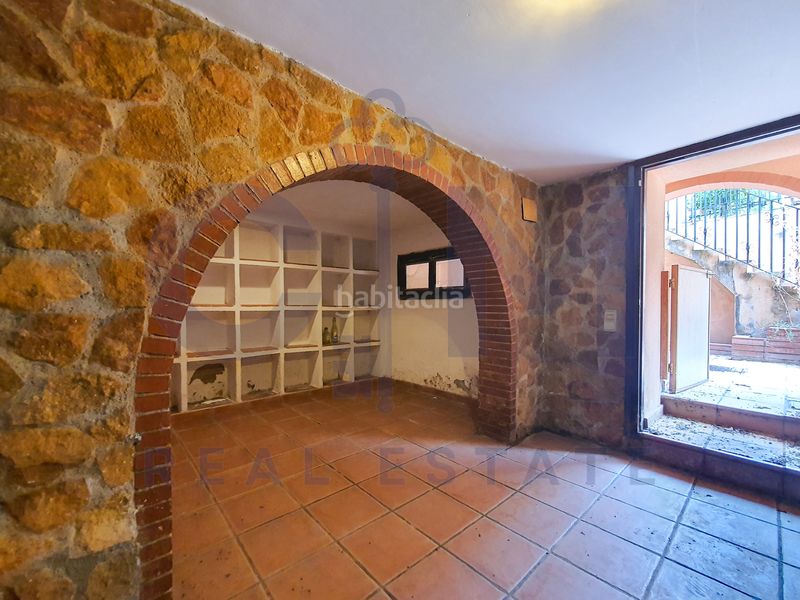 Foto e4834b48-91d2-44ea-b1ab-18a83c59dc58. Casa aparellada amb xemeneia aparcament piscina a Vacarisses