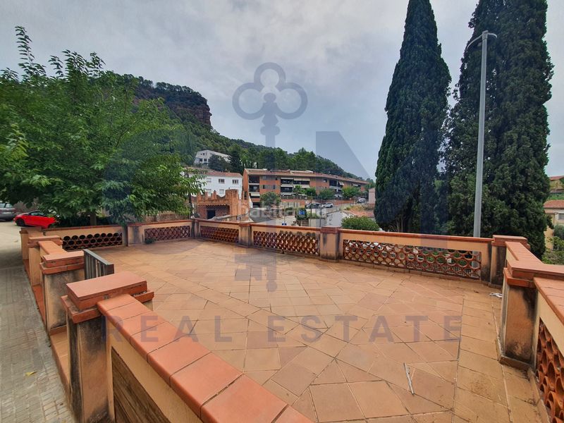 Foto e8258431-c9b8-4c72-a89a-88409355f443. Casa aparellada amb xemeneia aparcament piscina a Vacarisses