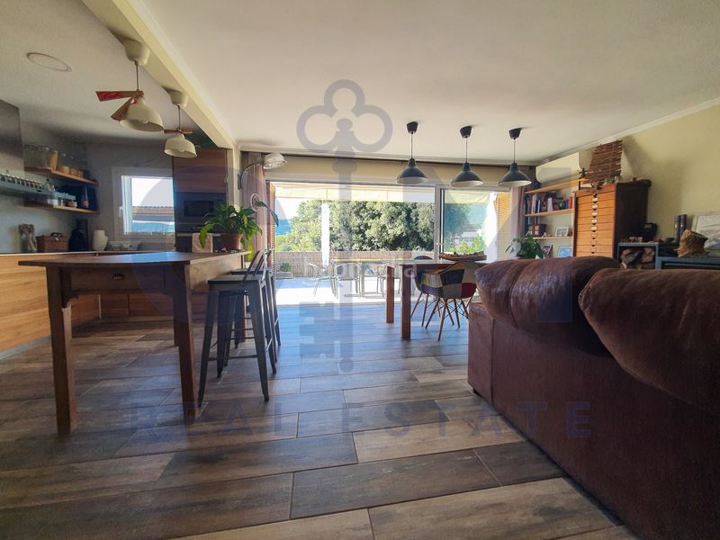Foto aa635ac5-b80f-4804-9d2f-4b87e231ec52. Casa adossada amb xemeneia calefacció aparcament a Vallgorguina