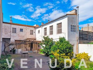 Semi detached house in Carrer de fàtima 14. Casa venuda amb gran jardí al centre de torroella