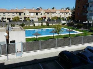 Piso  Calle seneca. Pozoalbero � 3 dormitorios � piscina � p�del � garaje