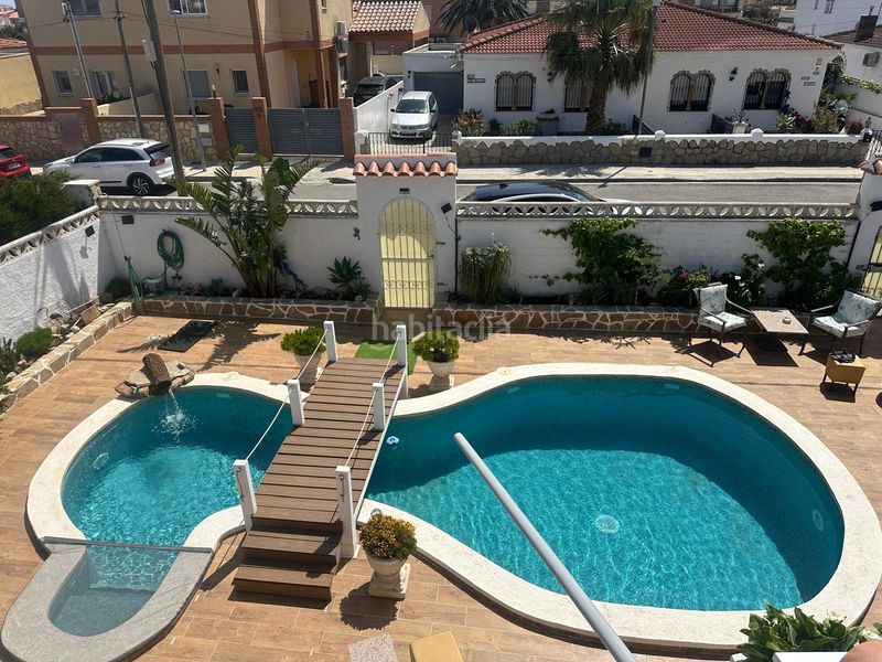 Foto a12ad5c2-d0b8-4592-bd79-37b56b1fc044. Xalet amb aparcament piscina a Centre Miami Platja