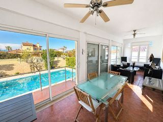 Xalet a Centre. Magnifico chalet esquinero en pleno centro de miami playa!!!