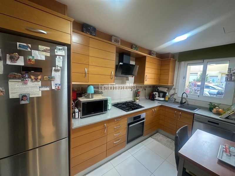 Foto 1c64353c-e364-4788-bd0a-ab9378fa73e5. Casa adossada amb aparcament piscina a Centre Miami Platja