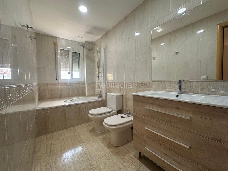 Foto e953ff0b-9fc4-4974-8713-8490f3879c63. Casa adossada amb aparcament piscina a Centre Miami Platja