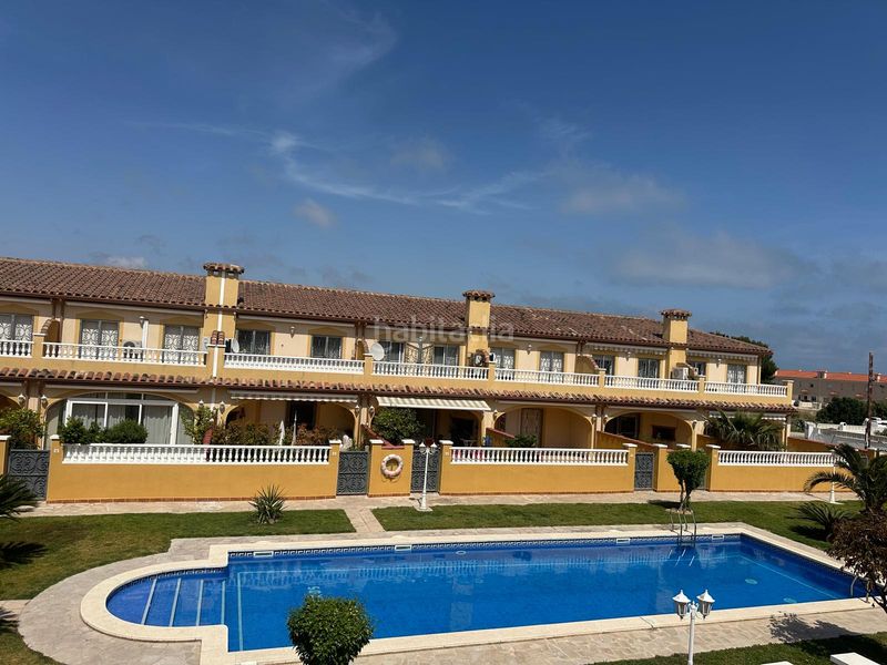Foto e9ad7752-1cb3-4dd7-b8fb-3591129e8016. Casa adossada amb aparcament piscina a Centre Miami Platja