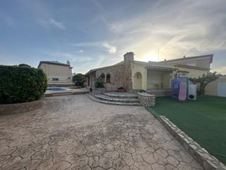 Chalet dans Centre. Exclusivo chalet independiente con piscina en parcela de 700m2!!