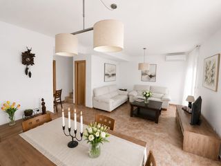 Maison jumelée à Centre. Espectacular adosado esquinero con piscina y garaje cerrado!!