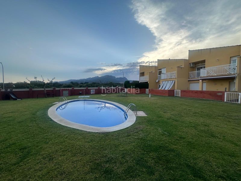 Foto 6eb35740-6b44-4fce-8bc6-23b62b5582ac. Casa adossada amb aparcament piscina a Centre Miami Platja